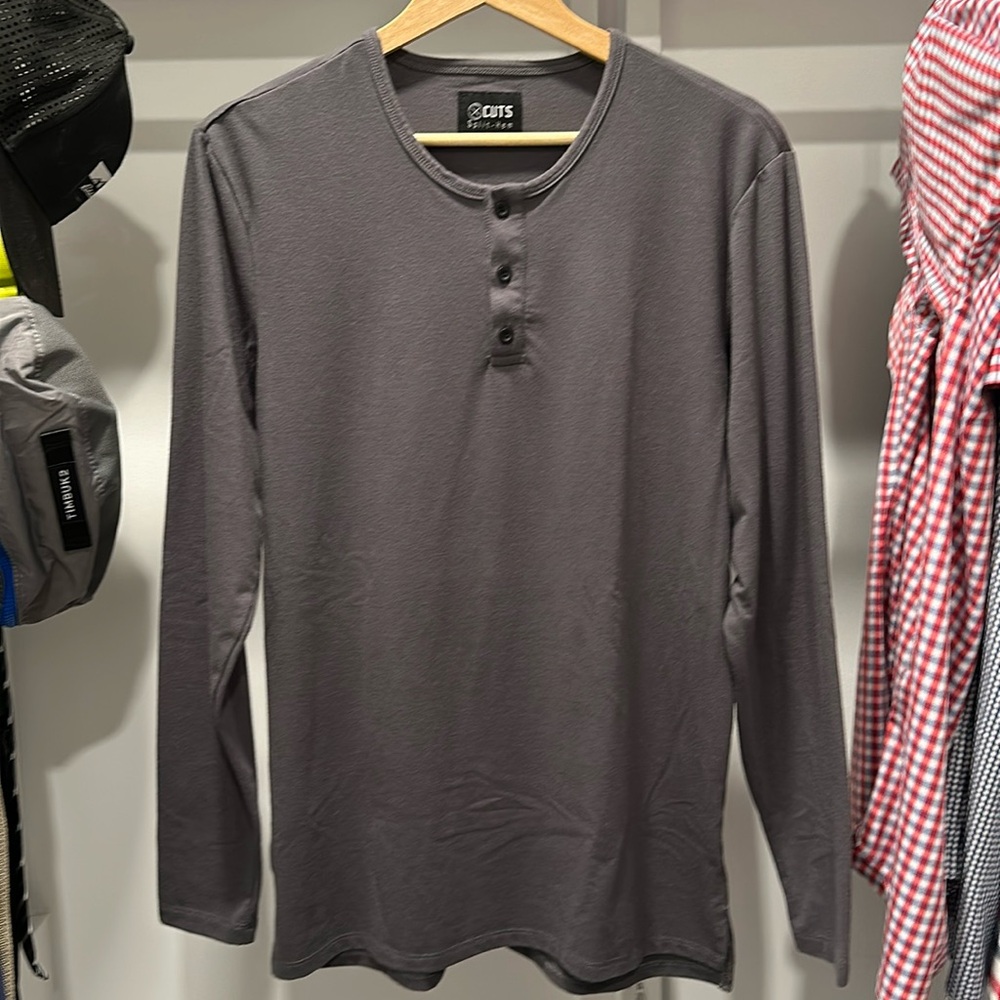 CUTS Men’s Henley. Blue-Grey. Size Medium